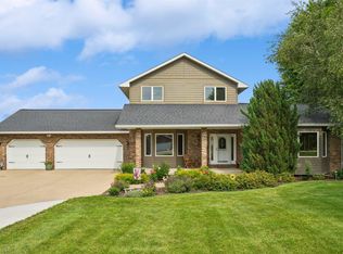 15848 Woodmoor Dr, Dubuque, IA 52002