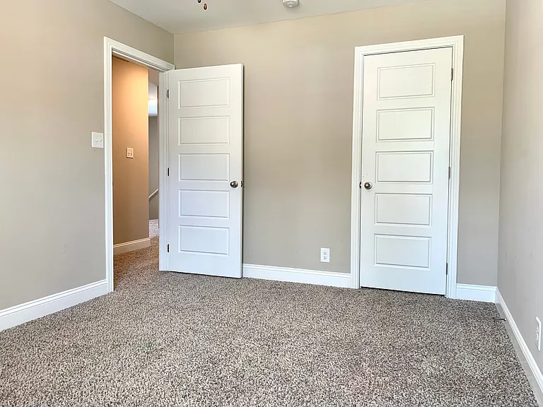 886 Lutz Ln — Photo 18