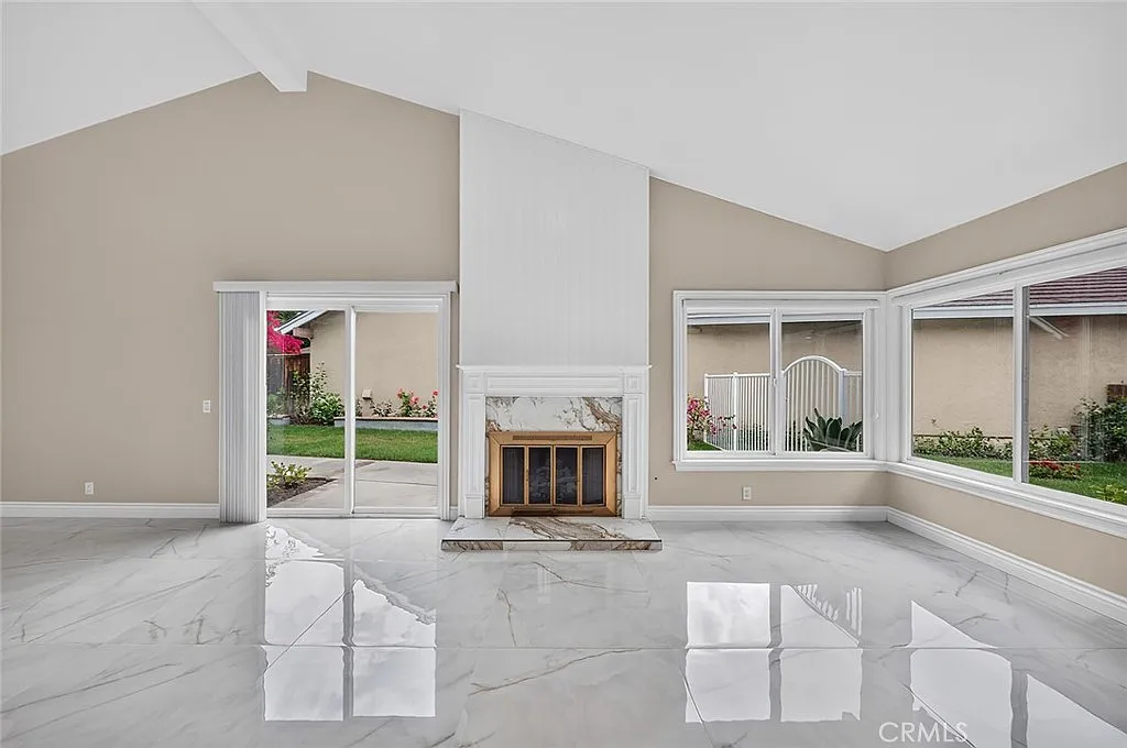 6 bed, 3354 sqft, $9,400 — Photo 3
