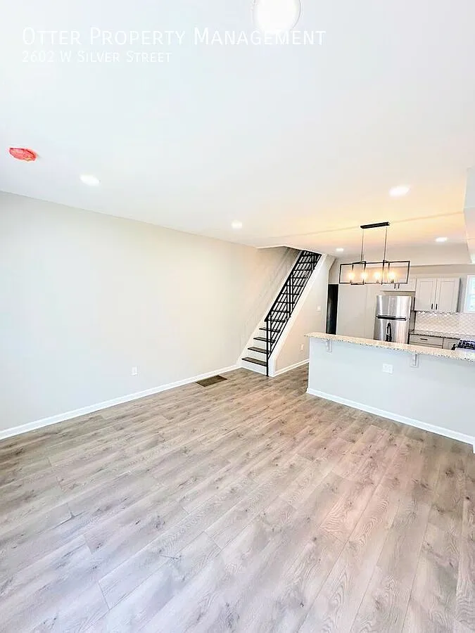2602 W Silver St photo 1