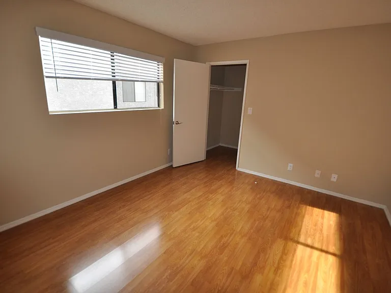 5921 Whitsett Ave — Photo 4