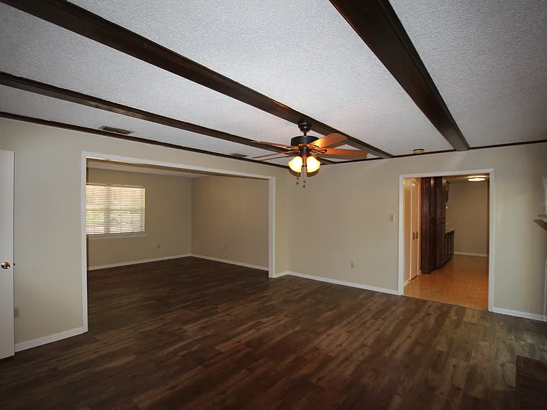 800 Rhodes Dr — Photo 5