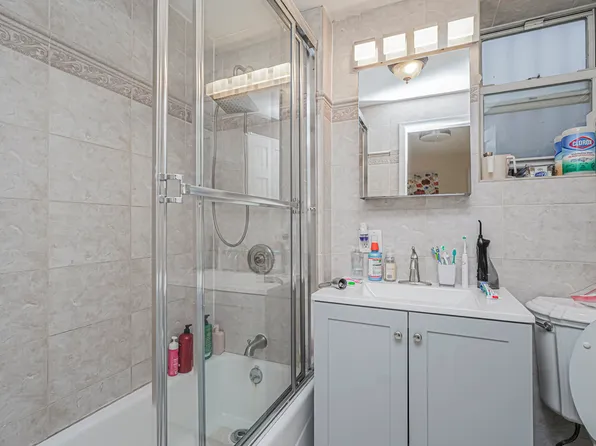 33 Manhattan Court image 27 of 32