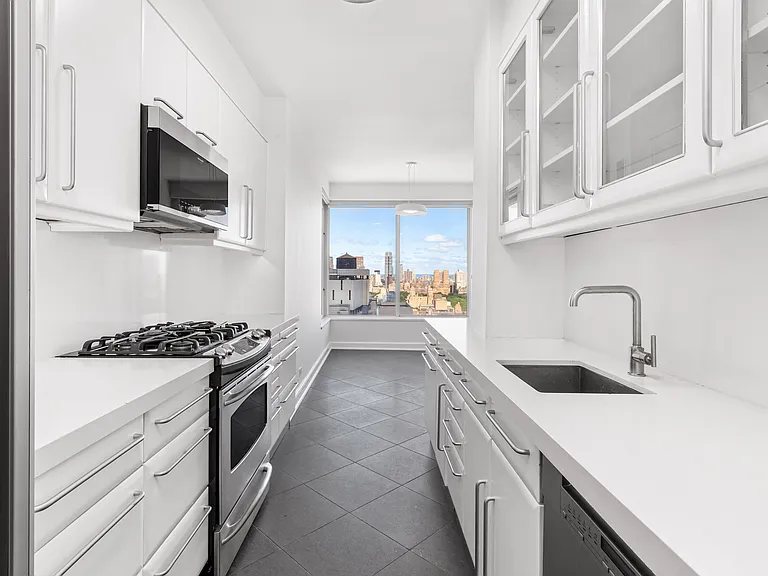 200 E 69th St #32C — Photo 3