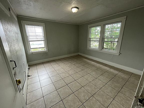 5th image of 4706 9th Ave NE #1