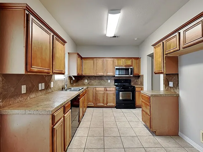 2208 Rodney Ln — Photo 5
