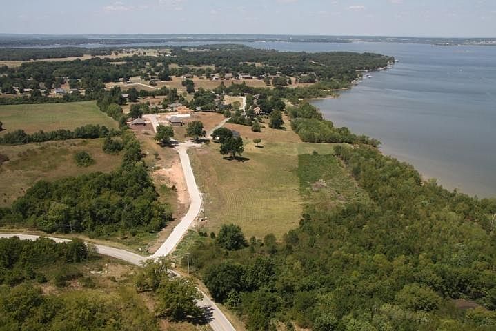 2nd image of 2301 Lookout Ln