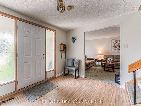2nd image of 82 Roseneath Cres