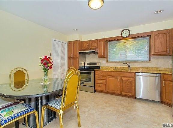 3rd image of 34 Stonywood Dr