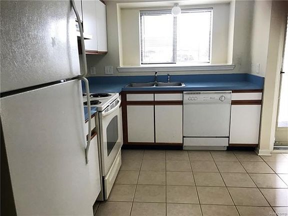 3rd image of 42497 Lilley Pointe Dr #25