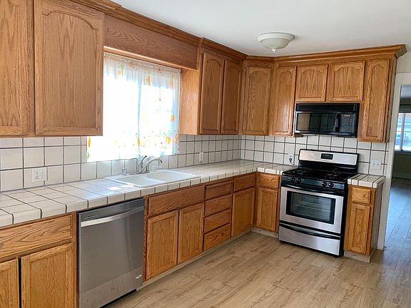 5th image of 1462 Revere Ave