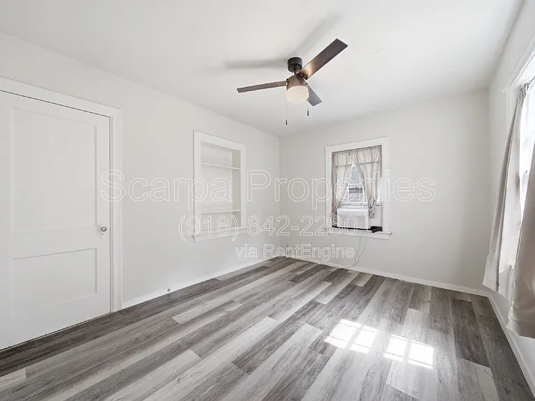 4530 E 6th St — Photo 13