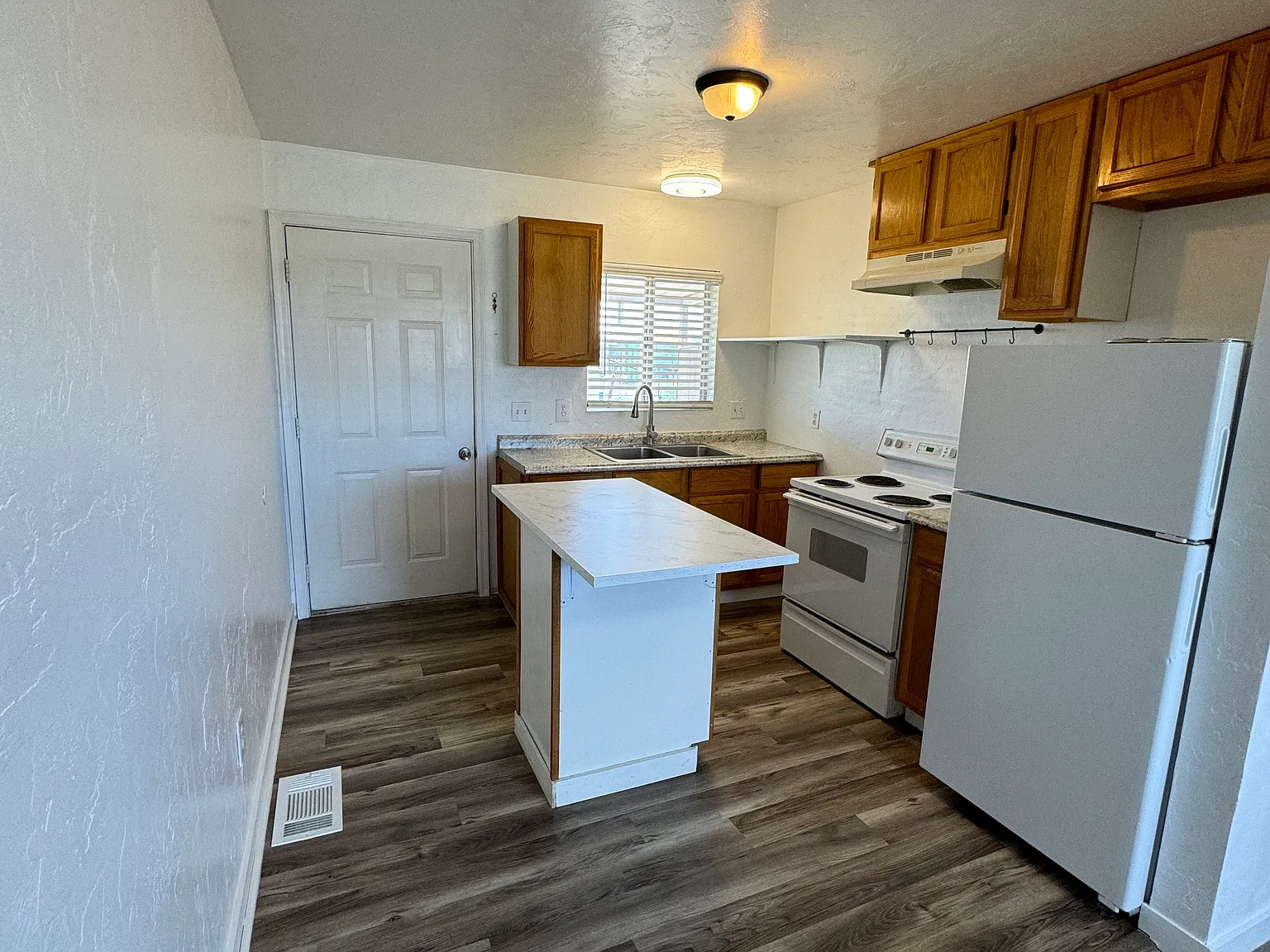 606 S Bowie Ave — Photo 3