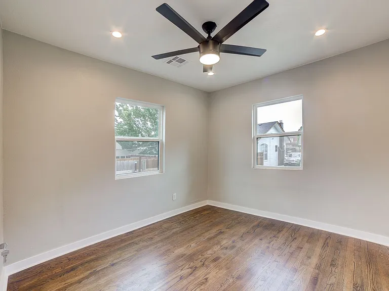 2319 E 13th St — Photo 11