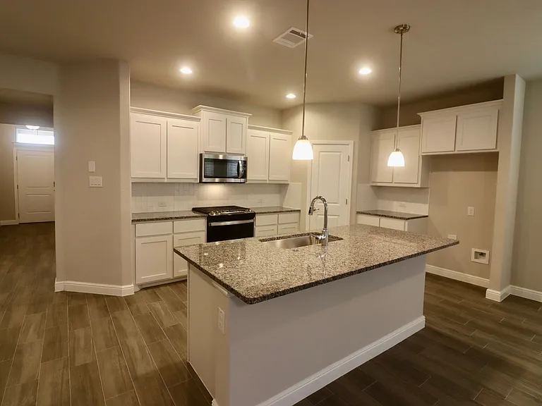 1120 Eastland Ln — Photo 6