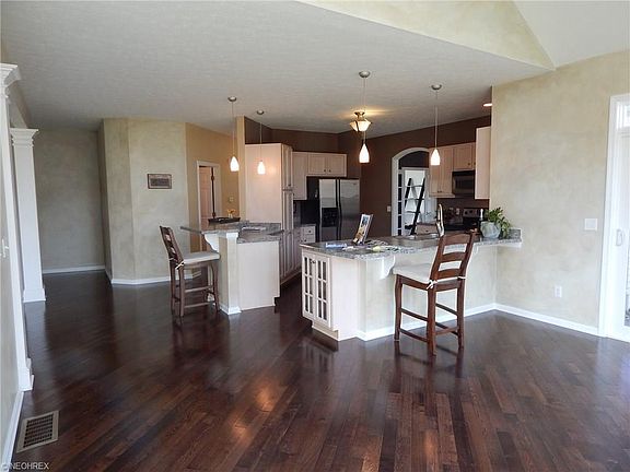 5th image of 383 Harbor Ct