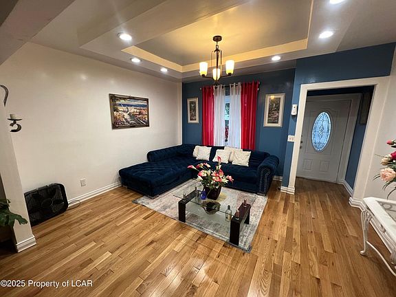 3rd image of 210 Sambourne St