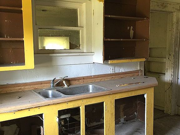 5th image of 215 E Lincoln Ave