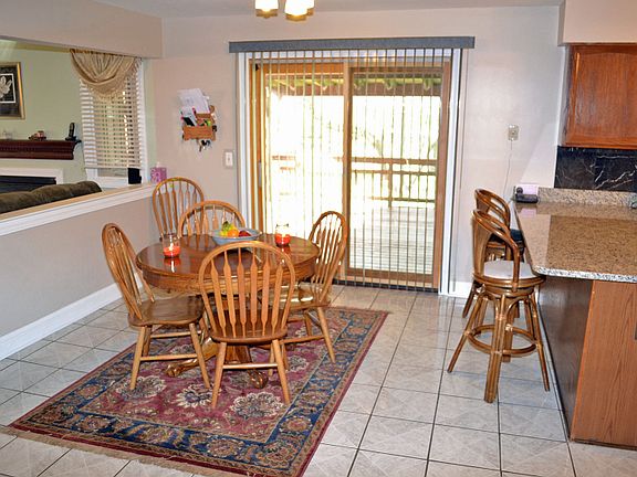 Eat-in-Kitchen