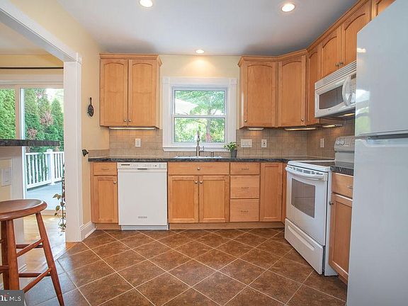 5th image of 117 Forsythia Dr