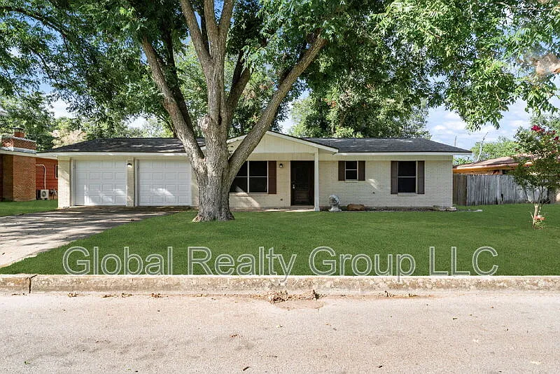 3 bed, 1.0 bath, 1270 sqft, $1,750 — Photo 1