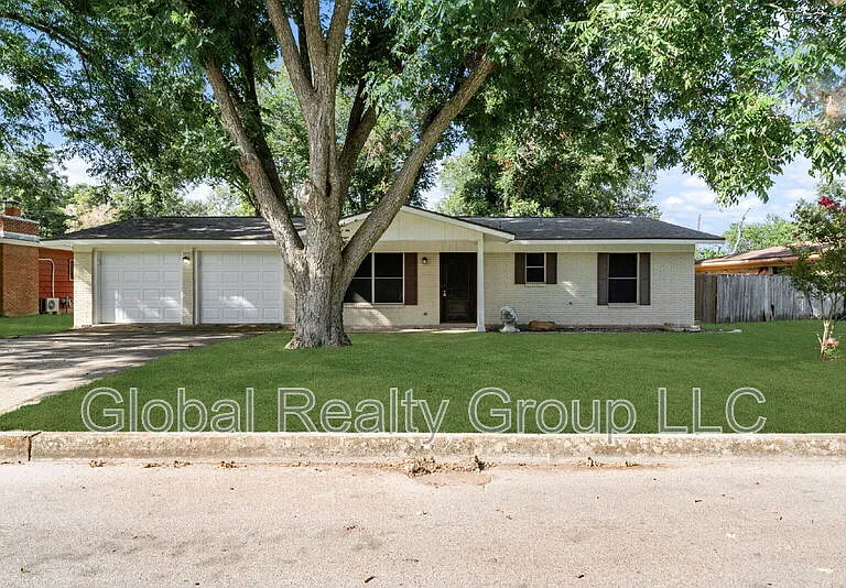 138 Bobolink Dr — Photo 1
