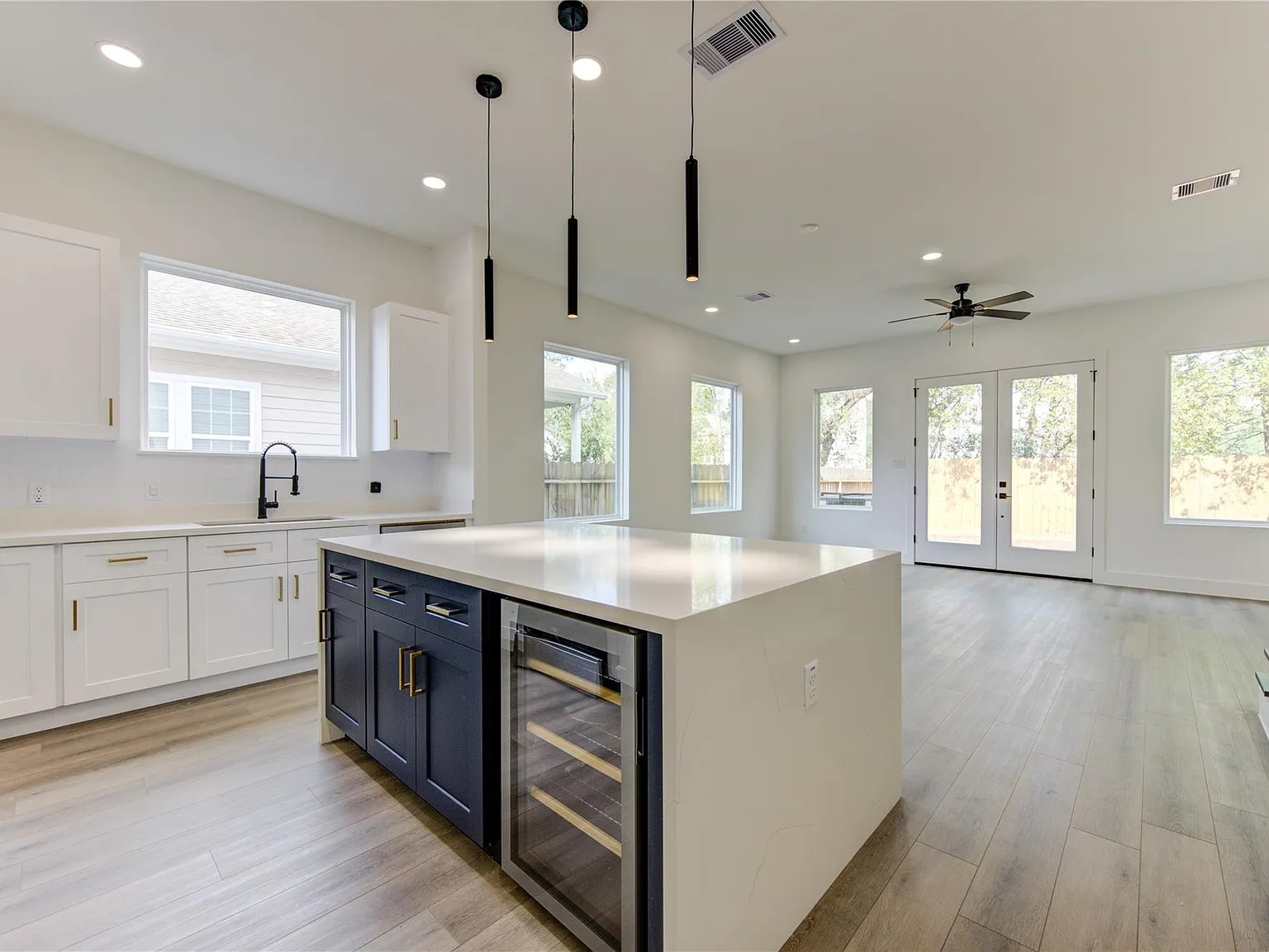 3 bed, 3.5 bath, $2,600 — Photo 3