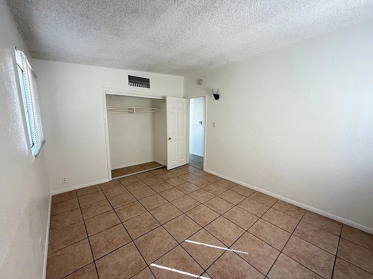 305 Oasis Dr — Photo 9