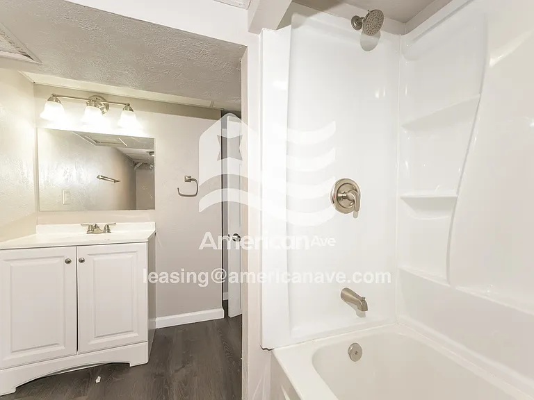 1531944_008_main_bathroom_9.jpg