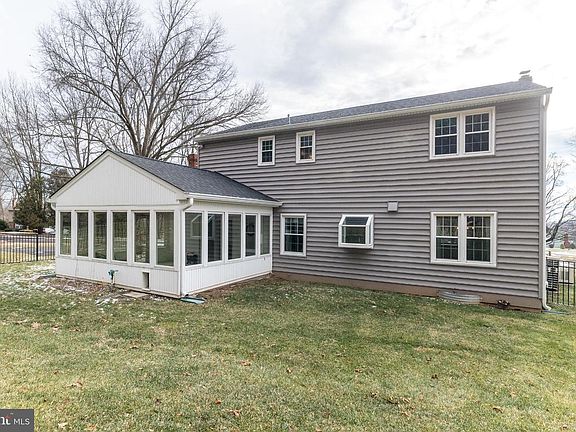3rd image of 4672 Woodfield Cir