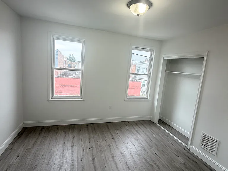 1532 N Edgewood St — Photo 6