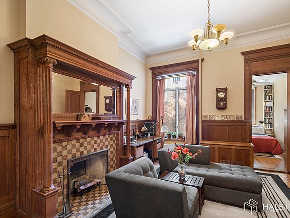 2nd image of 130 W 81st St