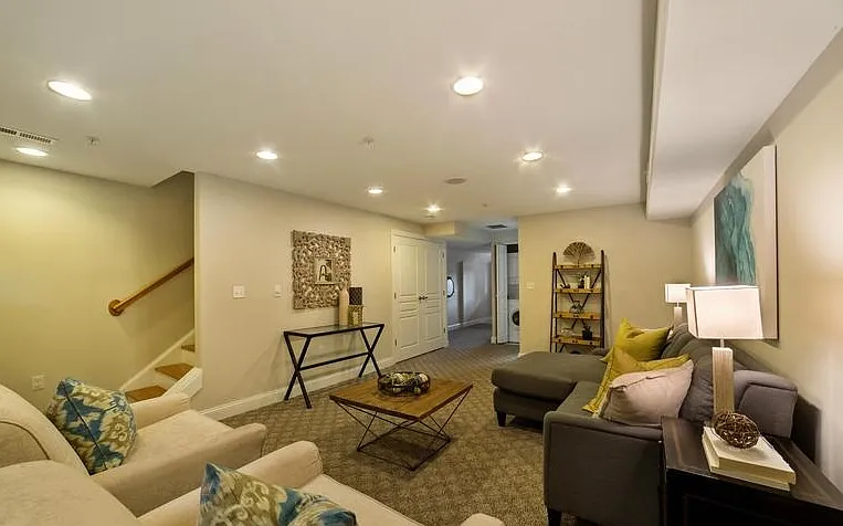 4 bed, 3.5 bath, 1908 sqft, $4,449 — Photo 4