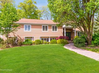 90 Oak Dr, Roslyn, NY 11576