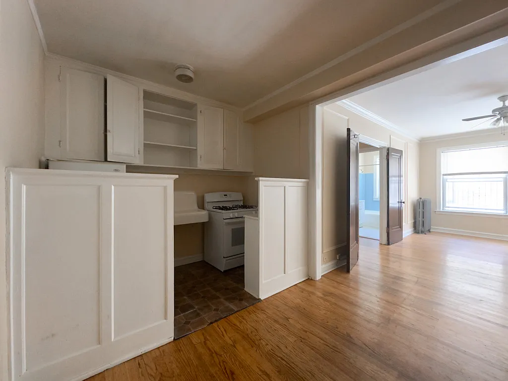 Appealing Studio, 1 Bath at Elmdale + Broadway (Edgewater) — Photo 3