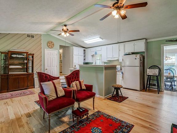 3rd image of 212 Mayflower Dr