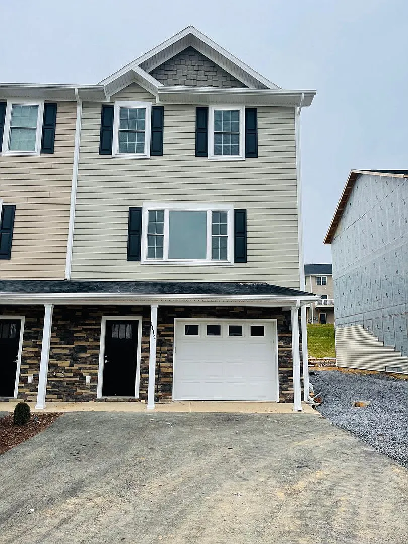 Crescent Ridge Townhome for Rent — Photo 1