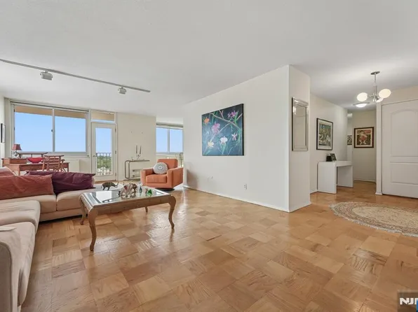 2150 Center Ave APT 15E, Fort Lee, NJ 07024