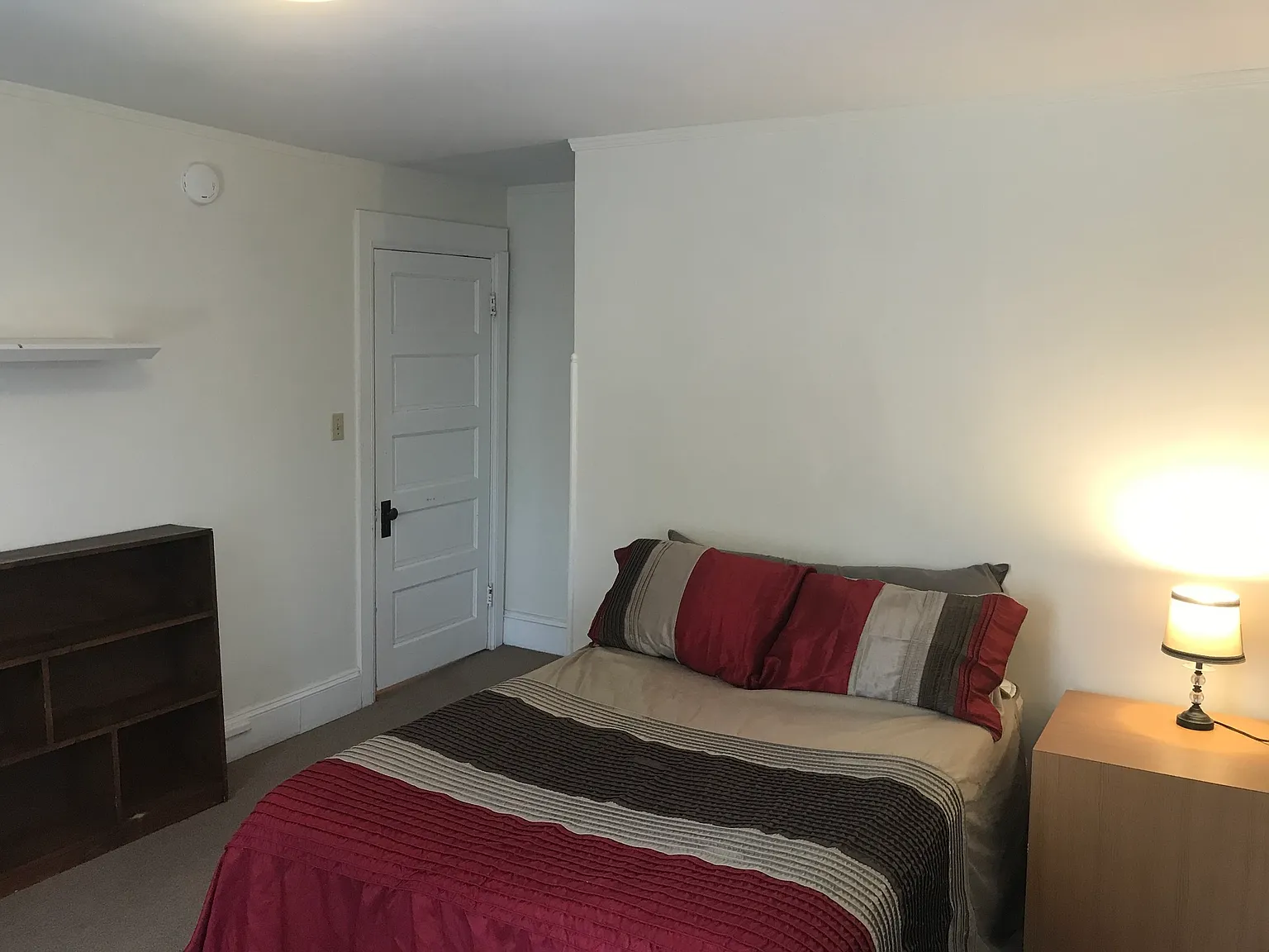 Entire 2nd floor of 3 story building - Sunny - Large Bedrooms — Photo 2
