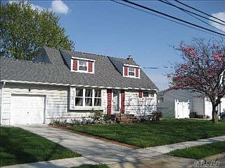 1st image of 19 Surrey Ln