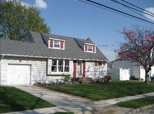 19 Surrey Ln, Massapequa Park, NY 11762