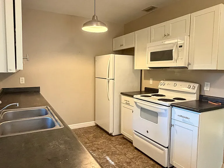 521 W 6th Ave — Photo 3