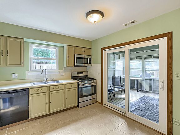 5th image of 800 Newport Dr