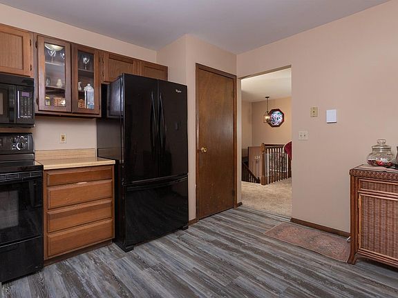 5th image of 124 Evergreen St