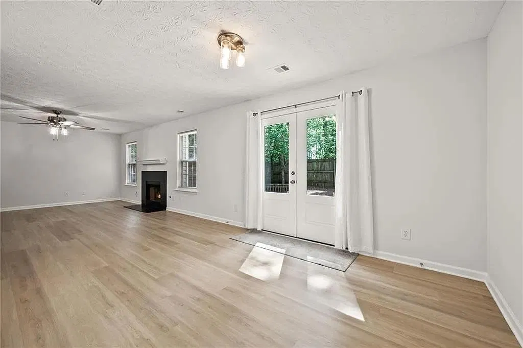 3 bed, 2.5 bath, 1680 sqft, $2,300 — Photo 4