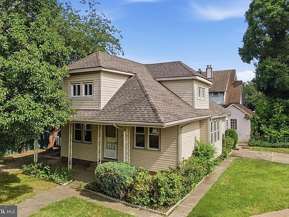 2nd image of 3004 Crescent Blvd
