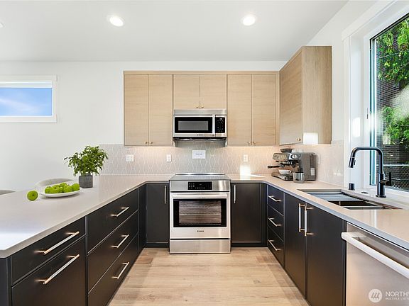 4th image of 2817 Franklin Avenue E #B