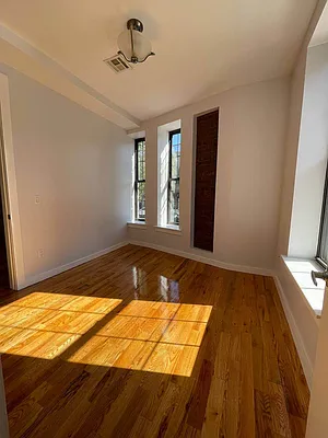 Rented by Greenrock Management | media 27