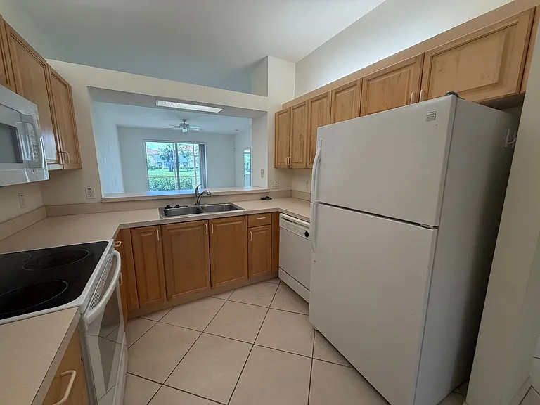 330 Robin Hood Cir #102 — Photo 9