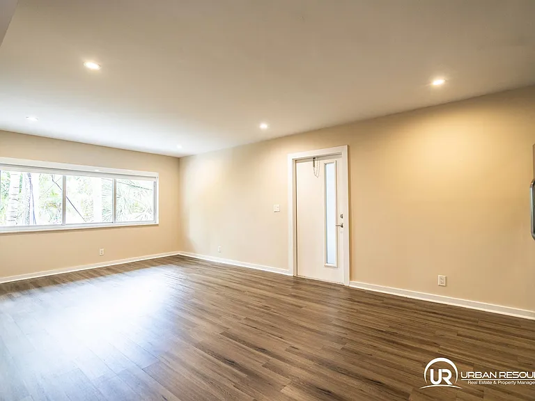 2400 NE 26th St #6 — Photo 9